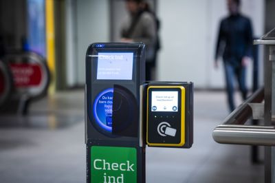 Den seneste måned har 80.000 rejst med det fysiske rejsekort i Jylland og på Fyn. Fra torsdag klokken 23.59 skal man fremover bruge basiskort eller rejsekort-appen.