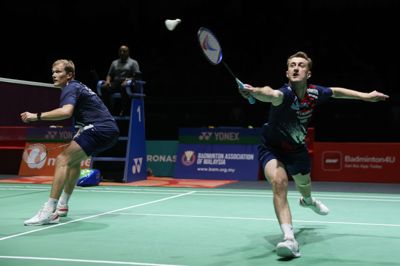 Daniel Lundgaard og Mads Vestergaard fik et kort ophold i Singapore efter triumfen i Malaysia for mindre end en uge siden.