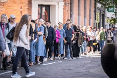 Folk står i kø ved vekselbureauet Forex ved Nørreport i København lørdag for at få afleveret 1000-kronesedler, inden sedlerne bliver værdiløse.