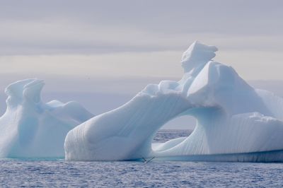 Temperaturstigninger i Arktis fører til, at isen i flere arktiske farvande vil begynde at smelte tidligere end normalt de kommende år, fremgår det af rapport fra FN og det britiske Met Office.