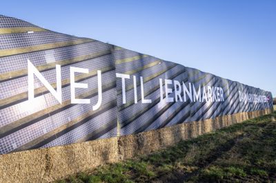 Ved kommunalvalget i november 2025 havde Danmarksdemokraterne hængt et »Nej til jernmarker«-banner op i Ringkøbing-Skjern Kommune.