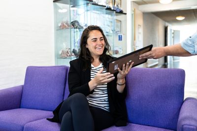 Pludselig stod FOA her på Autismecenter Midtjylland med det diplom, som skal minde både Annika Birch Nielsen og det øvrige personale om vigtigheden af deres arbejde.