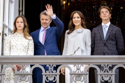 Da kong Frederik fyldte 58 år tirsdag, blev han fejret på balkonen på Amalienborg ledsaget af dronning Mary og parrets 15-årige tvillinger, prins Vincent og prinsesse Josephine. Hans mor, dronning Margrethe, deltog ikke, da hun er indlagt på Rigshospitalet.