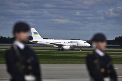 Ukraines præsident, Volodymyr Zelenskyj, lander i Uppsala torsdag formiddag.