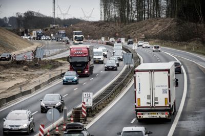 Billedet her viser tæt trafik på den vestfynske motorvej. Fra den kommende weekend vil der være vejarbejde flere steder på E20, da der skal lægges ny asfalt. Arbejdet udføres i aften- og nattetimerne.