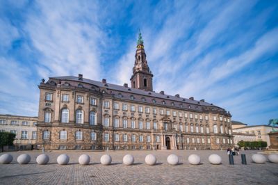 »Folketinget ligner et komplet udueligt gymnasiefestudvalg, hvor der er gået pigefnidder i den.« Sådan skriver Thomas N. Juul blandt andet i dette debatindlæg