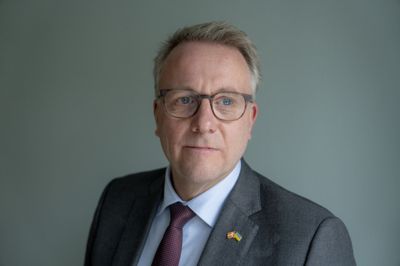 Fungerende erhvervsminister Morten Bødskov (S) opfordrer danske forbrugere til at handle lokalt eller i europæiske butikker frem for at købe »ubrugeligt, farligt bras« på den kinesiske onlineplatform Temu