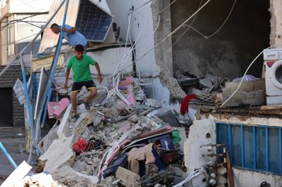 Israels militær har udført en række luftangreb mod flere områder i det sydlige Libanon. En bygning i byen Sidon er blandt andet blevet ramt af et angreb.