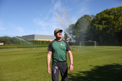 Groundsman Bjarne Løgager Holst-Pedersen har her sat vandkanoner ind i kampen for perfekte fodboldbaner.