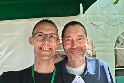 Radio Silkeborg-værten Simon Buhl taler med Søren Kybelund