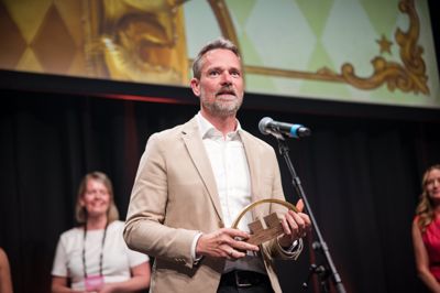 Direktør Anders Hedeholm Lindhardsen er stolt over at modtage prisen fra Dansk Erhverv.