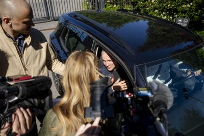 Det færøske folketingsmedlem Sjurdur Skaale sagde få ord til pressen efter regeringsforhandlinger torsdag på Marienborg, statsministerens embedsbolig.