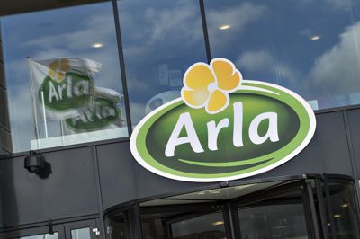 Arla Foods og tyske DMK Group vil fusionere og skabe Europas største andelsmejerikoncern. Hovedsædet kommer til at ligge i Viby J, hvor Arla Foods i forvejen holder til.