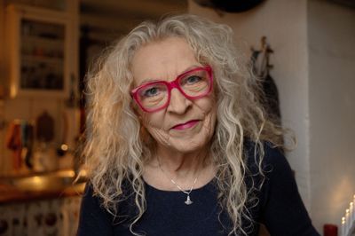 Sanger og musiker Lotte Rømer lavede blandt andet børneudsendelser om musik på tv. Torsdag er hun død i en alder af 75 år.