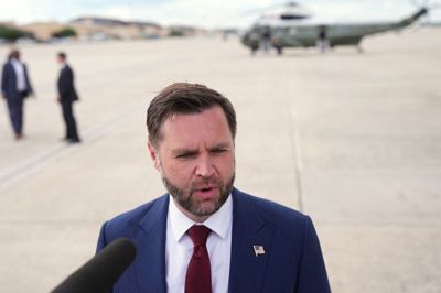 USA's vicepræsident, J.D. Vance, taler med journalister, efter at han er ankommet til flybasen Joint Base Andrews i Maryland i USA.