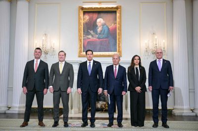 Mike Needham ses her yderst til venstre under et møde i april mellem blandt andre USA's udenrigsminister, Marco Rubio, og repræsentanter fra Libanon og Israel.