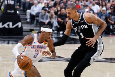 Oklahoma City Thunder-stjernen Shai Gilgeous-Alexander (til venstre) blev markeret tæt af Victor Wembanyama og resten af San Antonio Spurs-mandskabet.