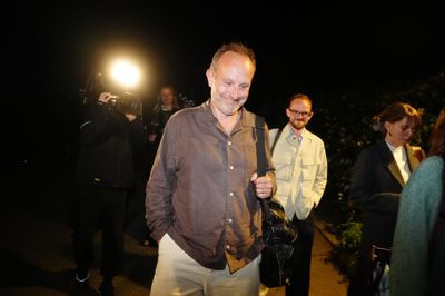 De Radikales politiske leder, Martin Lidegaard, forlader forhandlingerne på Marienborg torsdag.