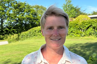 Gitte Hauris er formand for Spjald IF. Hun glæder sig over, at klubben får godt 30.000 kroner i støtte via folk, der køber benzin og lader med el gennem OK.