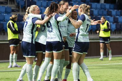 Søndag spiller HB Køge på Ceres Park Vejlby i Aarhus mod AGF, som lige nu ligger på en femteplads i ligaen med 26 point. HB Køge indtager førstepladsen med 47 points og skal vinde for at fastholde føringen foran Brøndby på andenpladsen og et point mindre.