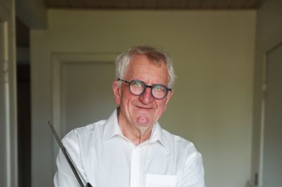 Gå-på-mod og evnen til at være sig selv har været Leif Jensens styrke hele livet. Nu fylder han 80 år, men der bliver ingen fest, for kalenderen er fuld af andre folks fester, så han »nøjes« med et kys fra fru Jensen. Kniven og strygestålet i hans hånd er i øvrigt de selv samme, som han har brugt siden sin læretid hos slagtermester Meiner i Herning, og det er ham - og kun ham - der får lov at bruge den kniv, når der skal skæres kød.