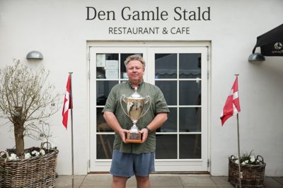 Eilif Hedelund kan det næste år have denne flotte pokal stående på sin restaurant »Den Gamle Stald« i forbindelse med B&B Gødstrup. Han er nemlig sæsonens vinder af tipskonkurrencen i FCM Update.