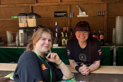 Humøret er højt i den store bar tæt ved scenen. Her ses Jeanette Broman bagerst - bag baren. Radio Silkeborgs reporter ses forrest og bringer løbende indslag i æteren under festivalen.