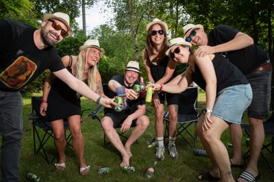 I »den faste kerne« giver de deres partnere partoutarmbånd i julegave. Fra venstre er det Kasper Vangede, Sofia Rolle, Kristian Rolle, Marie Vangede, Mathias Frandsen og Betina Olesen.