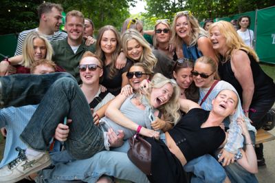 Thilde Krarup Rau (i midten i grå top) har taget turen hjem fra den norske hovedstad for at komme til fest med vennerne. Flokken har været af sted sammen i mange år. - Der er nogen, der kan fejre 10-års jubilæum næste år, forklarer Thilde.