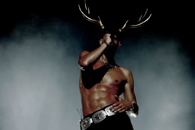Tobias Rahim åbnede sit show med gevir på hovedet og et kæmpe lysshow.