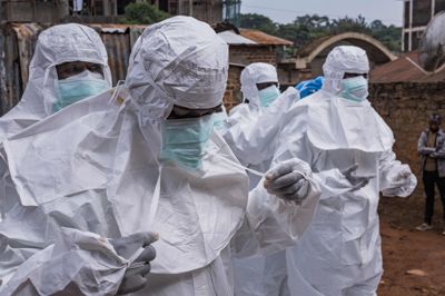 Sundhedsmedarbejdere bærer beskyttelsesudstyr for ikke at blive smittet med ebola i DR Congo og Uganda, hvor der er registreret flere tilfælde. Værst er det gået ud over DR Congo, hvor flere end 1000 personer menes at være smittet med den livsfarlige virussygdom.