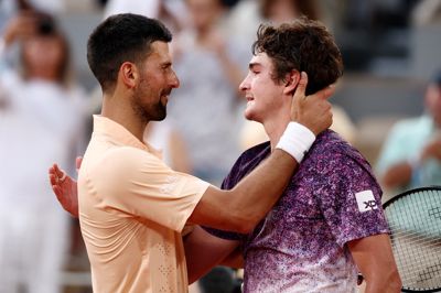 Efter fem sæt og fem timers drama røg 39-årige Djokovic fredag ud af grand slam-turneringen French Open. Han tabte til den 20 år yngre brasilianer Joao Fonseca.