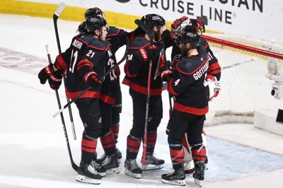 Holdkammerater omfavner Carolinas Hurricanes danske målvogter, Frederik Andersen, der natten til lørdag var med til at sikre holdets deltagelse i Stanley Cup-finalen.