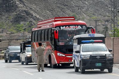 Afghanske flygtninge transporteres i marts fra Pakistan, som har strammet kursen over for migranter fra Afghanistan. Lørdag har flygtninge på vej hjem været involveret i en ulykke.