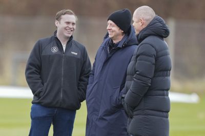 AC Horsens' sportsdirektør, Esben Hansen (til højre), sammen med bestyrelsesmedlemmerne Adam og Colin Binnie, sønner af ejeren Bill Binnie. Hansen opgav i marts ambitionen om oprykning, men Horsens har siden vendt sæsonen på hovedet.