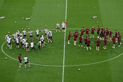 Arsenal trænede fredag på Puskas Arena i Budapest forud for klubbens kun anden Champions League nogensinde.