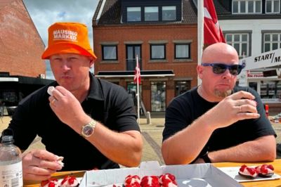 Byrådsmedlem Morten Revsbech for Danmarksdemokraterne (tv) fik spist sig gennem 14 jordbærtærter, mens Jan Sørensen spiste 19. Dermed vandt han årets bydyst på Torvet i Kjellerup.