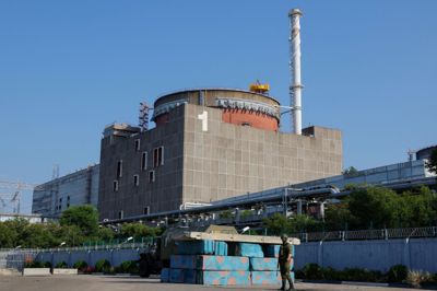 En russisk soldat holder vagt uden for atomkraftværket Zaporizjzja.