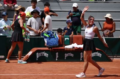 Ukrainske Oleksandra Oliynykova vinker til tilskuerne efter hendes nederlag i tredje runde af French Open mod Diana Shnaider.