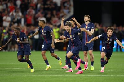 PSG-spillerne styrter ind på banen, da finalen er afgjort. Franskmændene forsvarer dermed Champions League-trofæet.