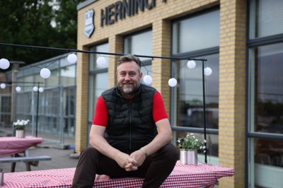 Jimmy Bøjgaard roser Herning Fremad for at have fokus på hele tiden at udvikle Herning Rocker-festivalen.