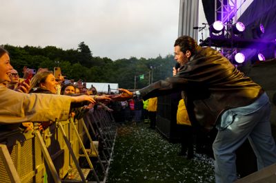 Rasmus Seebach var den eneste kunstner på Herning Rocker 2026, som var helt nede at røre ved publikums hænder.