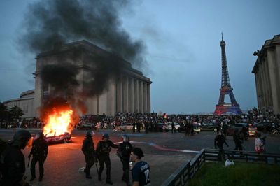 En bil brænder i Paris lørdag aften, efter at fodboldfans fejrer Champions League-sejren over Arsenal. Politiet har foretaget over 280 anholdelser og brugt tåregas.