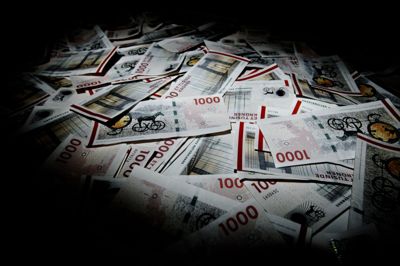 1000-kronesedler har ikke kunnet bruges i butikker i et år. Fra mandag kan man heller ikke bytte dem til gyldige sedler længere.