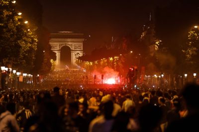 Især området omkring Champs-Elysees i Paris var velbesøgt efter Paris Saint-Germains sejr over Arsenal.