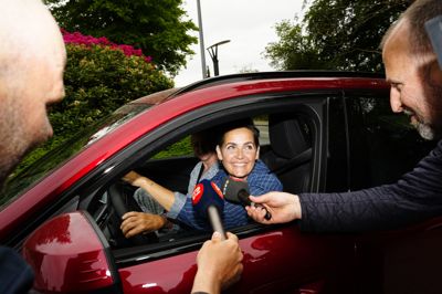 Smilet var bredt hos SF-formand Pia Olsen Dyhr, da hun søndag mødte frem til regeringsforhandlinger på Marienborg. Endnu er der dog ikke en regering klar, kunne hun fortælle.