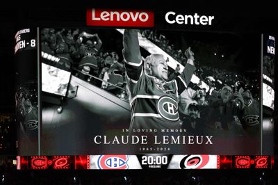 Claude Lemieux blev hyldet, da Montreal Canadiens lørdag mødte Carolina Hurricanes.