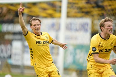 Kristian Kirkegaard (tv.) satte festen i gang i Horsens, der er tilbage i Superligaen.