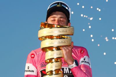 I den romerske aftensol løftede Jonas Vingegaard trofæet i Giro d'Italia.