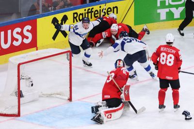 Konsta Helenius blev VM-finalens eneste målscorer og skaffede Finland guld. Schweiz er nu oppe på fem VM-finaler uden sejr.